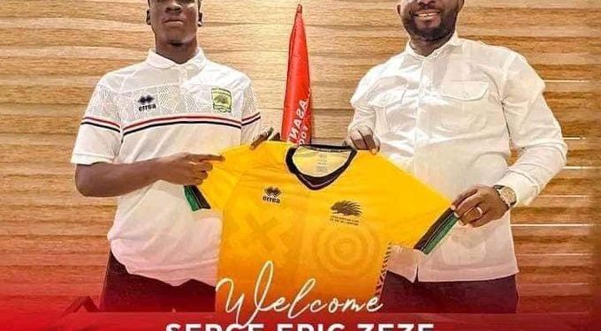Zézé Serge Eric signs a three-year contract to play for Ghanaian team Asante Kotoko.