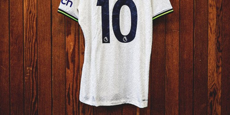 Harry Kane heads spurs to victory, and he now has the most goals for one club in the premier league.