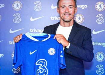 Luis Enrique arrives in London for talks with Chelsea about a possible move to Stamford Bridge.
