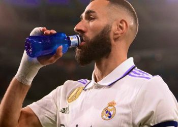 Benzema received the gleaming gold insignia from Florentino Pérez at his emotional farewell and tribute event.